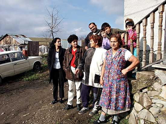 Romanit elävät köyhissä oloissa ja usein erillään muusta yhteiskunnasta Unkarissa ja muualla Keski-Euroopassa.