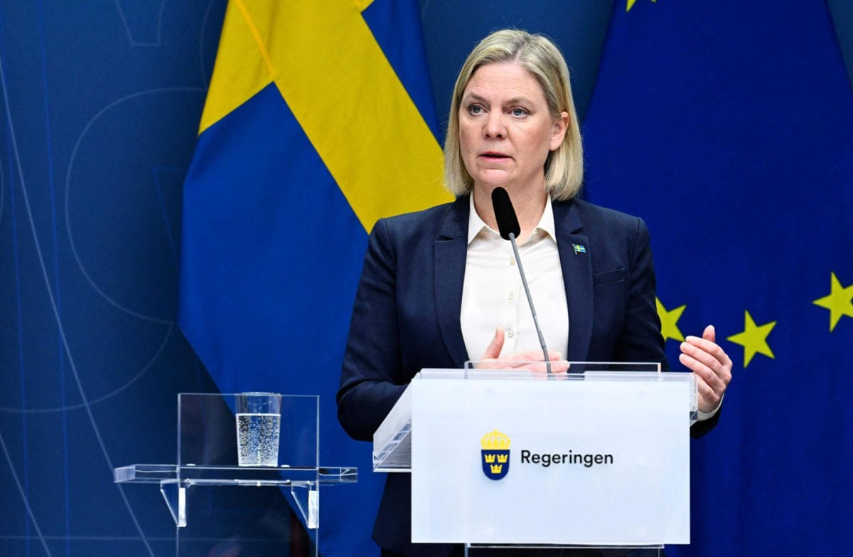 Pääministeri Andersson perustelee aseiden lähettämisen olevan eduksi Ruotsin turvallisuudelle. Lehtikuva/AFP