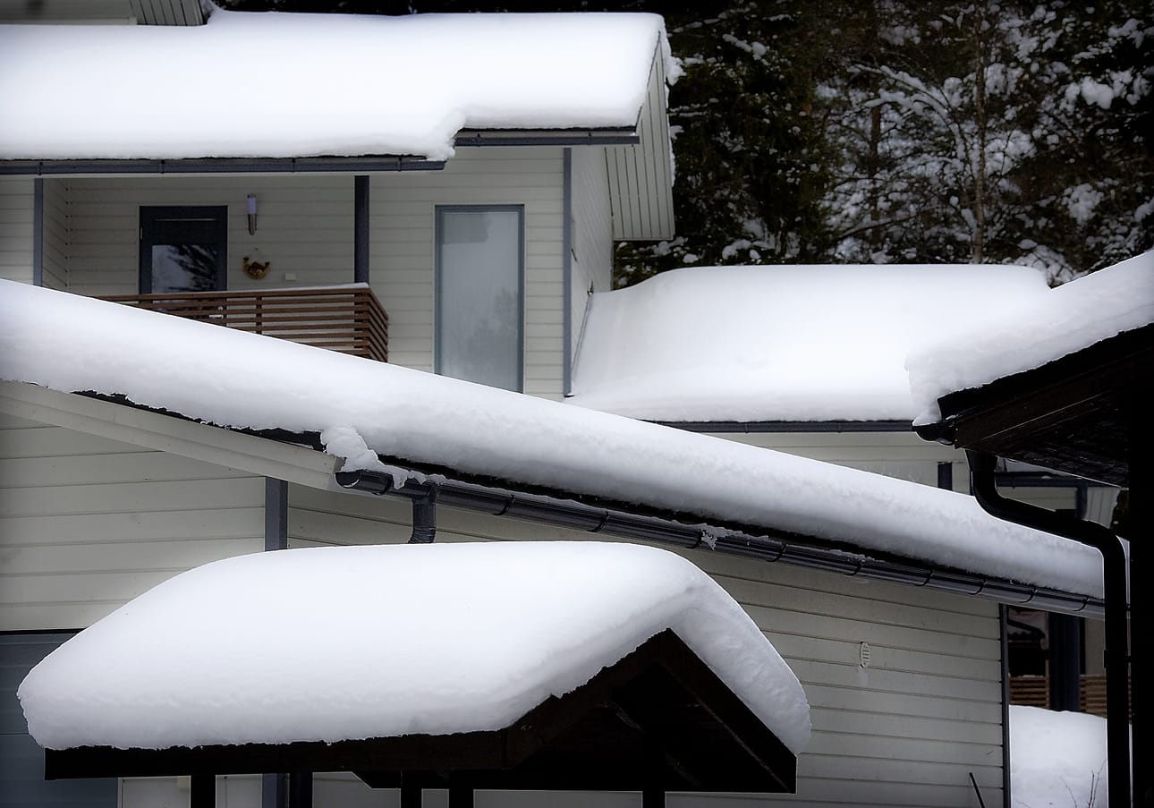 Omakotitalojen katot eivät ole tällä hetkellä vaarassa lumikuormien takia, mutta katolta putoava lumi voi kuitenkin aiheuttaa vaaraa. Arkistokuva.