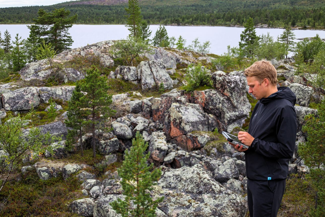 Anton Kuukka on kartoittanut Sevettijärven maastoista karttoja. Sevettijärvelle karttoja on syntynyt yksityishenkilön rahoittamana.