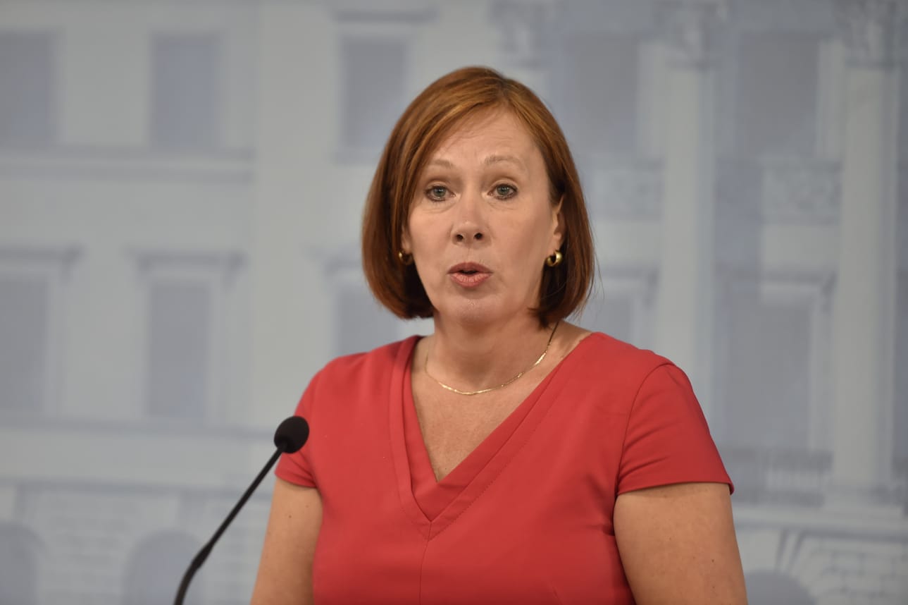 Omistajaohjausministeri Sirpa Paatero (sd.) vaati tiistaina, että Postin johtajien palkkoja kohtuullistetaan muutenkin kuin kertaluontoisesti.