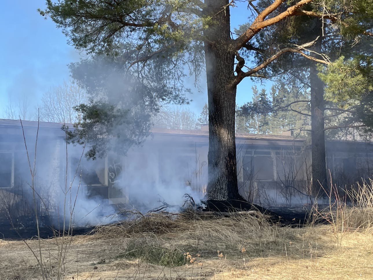 Tuli levisi nopeasti heinikossa ja ylsi 10 asunnon rivitalon edessä kahdeksan asunnon kohdalle. Kahteen huoneistoon tuli levisi myös sisälle.