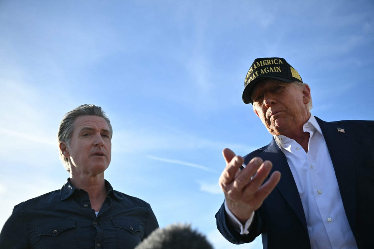 Donald Trump (oik.) tapasi Los Angelesissa Kalifornian kuvernöörin Gavin Newsomin (vas.). LEHTIKUVA/AFP