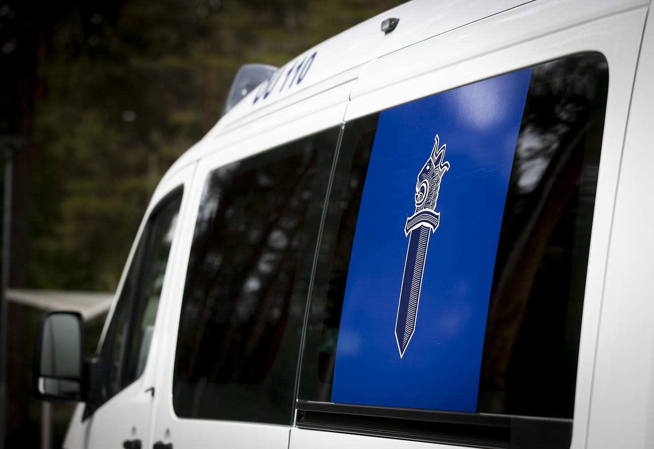 Poliisi tutkii miehen tekemiksi epäiltyjä rikoksia ja selvittää kuolinsyytä.