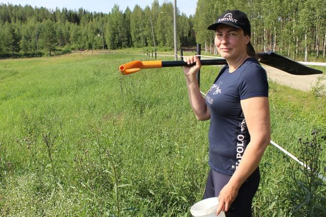 Katri Keskinen ryhtyy pian petoaidan tekoon Tuurin Hevospuiston alueella. KUVA: REIJO HEIKKILÄ