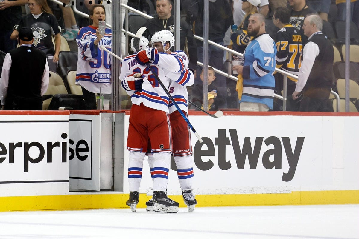 New Yorkin Mika Zibanejad oli ottelun pistekuningas. LEHTIKUVA / Getty Images / AF
