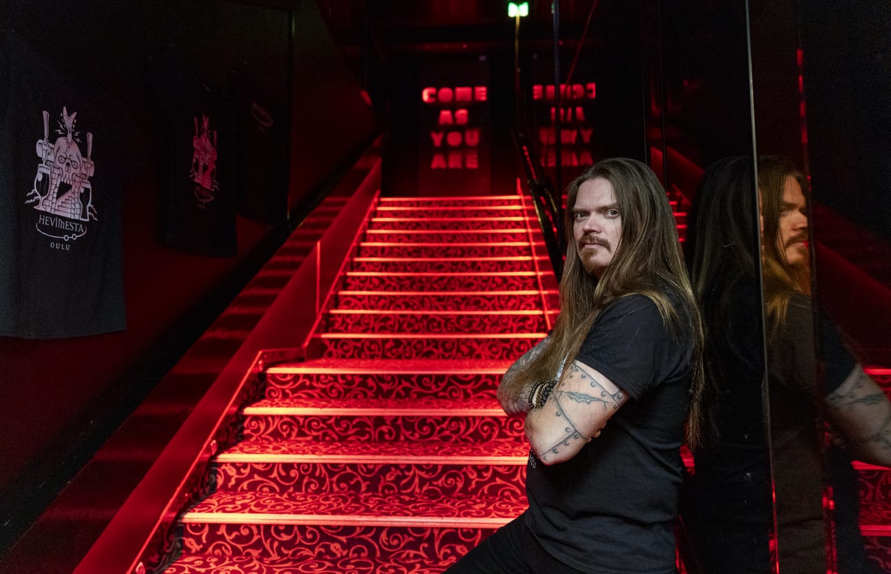 Ravintolapäällikkö Jon Säkkinen tunnetaan myös Rock2Night- sekä Silent Threnody -yhtyeiden keulakuvana.