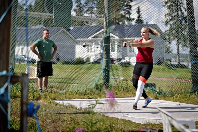 Tuore alle 17-vuotiaiden EM-hopeatyttö Sara Killinen harjoitteli torstaina Kuortaneen urheiluopistolla valmentajansa Ilari Huttulan kanssa. KUVAT: TOMI KOSONEN