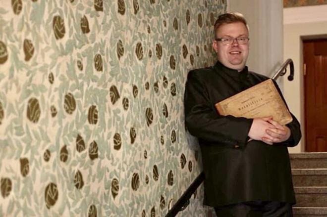 Kallion seurakunnan kanttori ja kuoron johtaja Tommi Niskala toivottaa Sinut tervetulleeksi Johannes-passioon Alajärven kirkkoon.