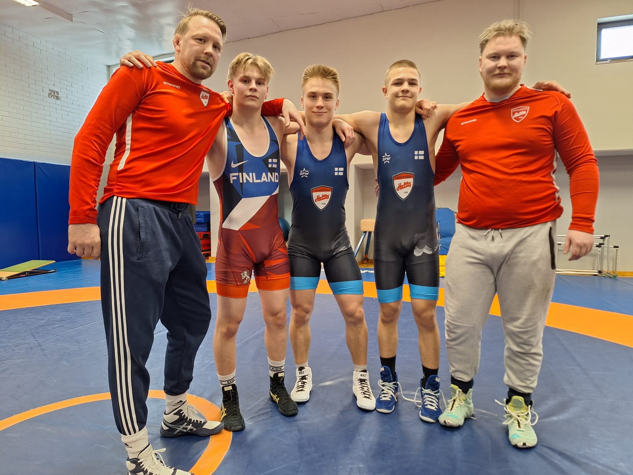 Haukiputaan Heiton painivalmentajat Juuso Ukkola (vas.) ja Juho Pahikainen (oik.) juhlivat kumpikin takavuosina yleisen sarjan Suomen mestaruutta. Atte Suhonen (2. vas.), Eeli Ojala ja Santtu Erkkilä ovat jatkaneet seuran menestysperinteitä.