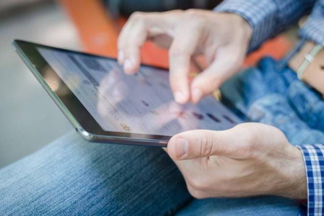 Luotettavan tiedon tarve vahvistuu digiajan viestintätulvassa. Siksi yhä useampi turvautuu sanomalehtiin tiedonlähteenään.