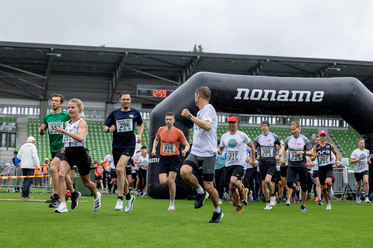 Vaasa Runin lähtö- ja maaliviiva sijaitsi Elisa Stadionin viheriöllä.