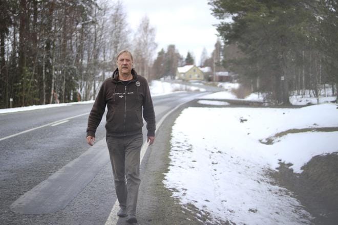 Koskenvartelainen Jorma Keijonen sanoo, että kevyen liikenteen väylä pitäisi toteuttaa kokonaisuudessaan kerralla, ennen kuin vaarallisella ja erittäin huonokuntoisella tiellä tapahtuu jokin kauhea onnettomuus. KUVA: JOHANNA KATAJA