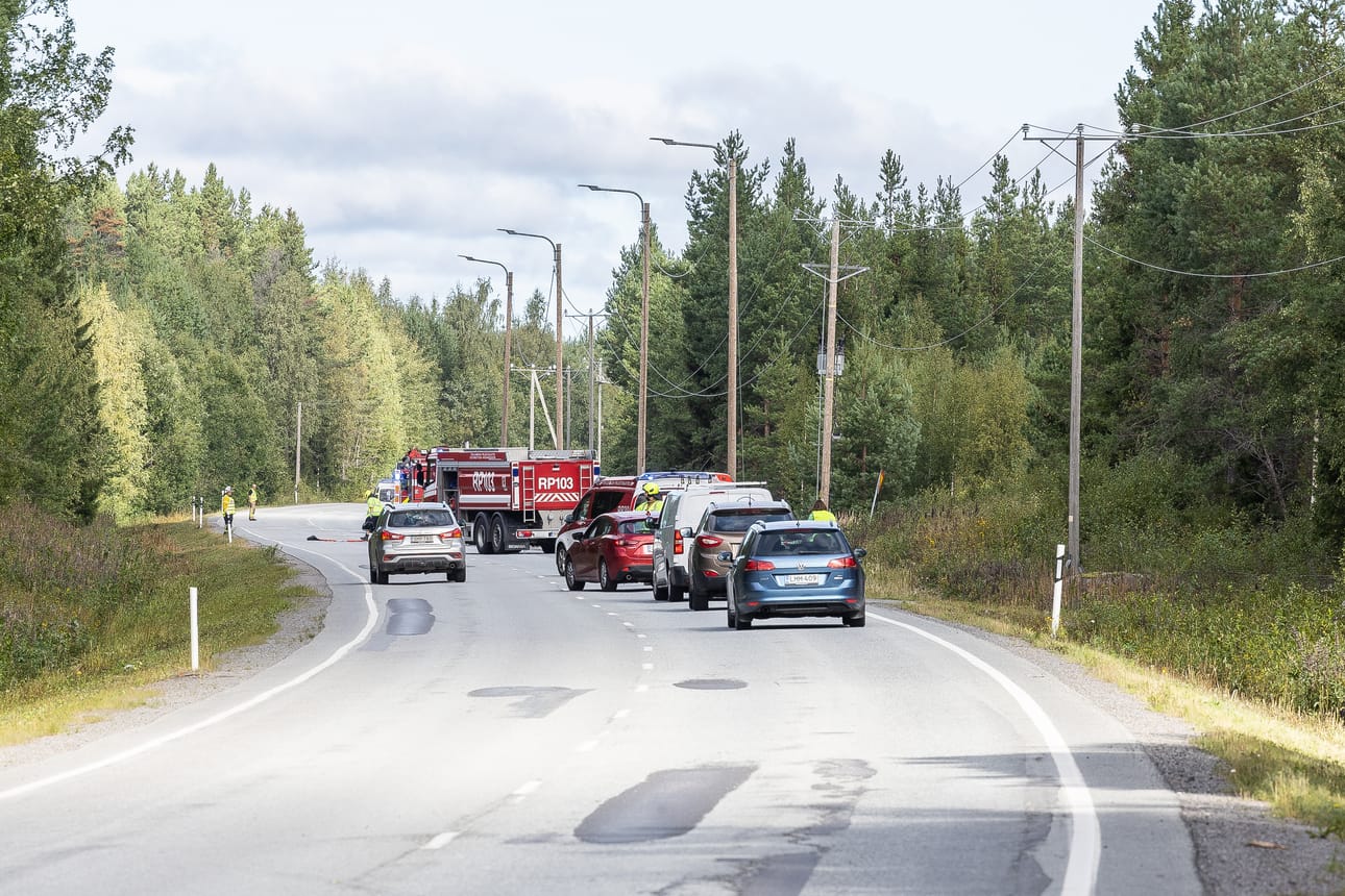 Onnettomuusalueen pelastus- ja raivaustyöt vaikuttivat aamupäivän mittaan muuhun liikenteeseen.