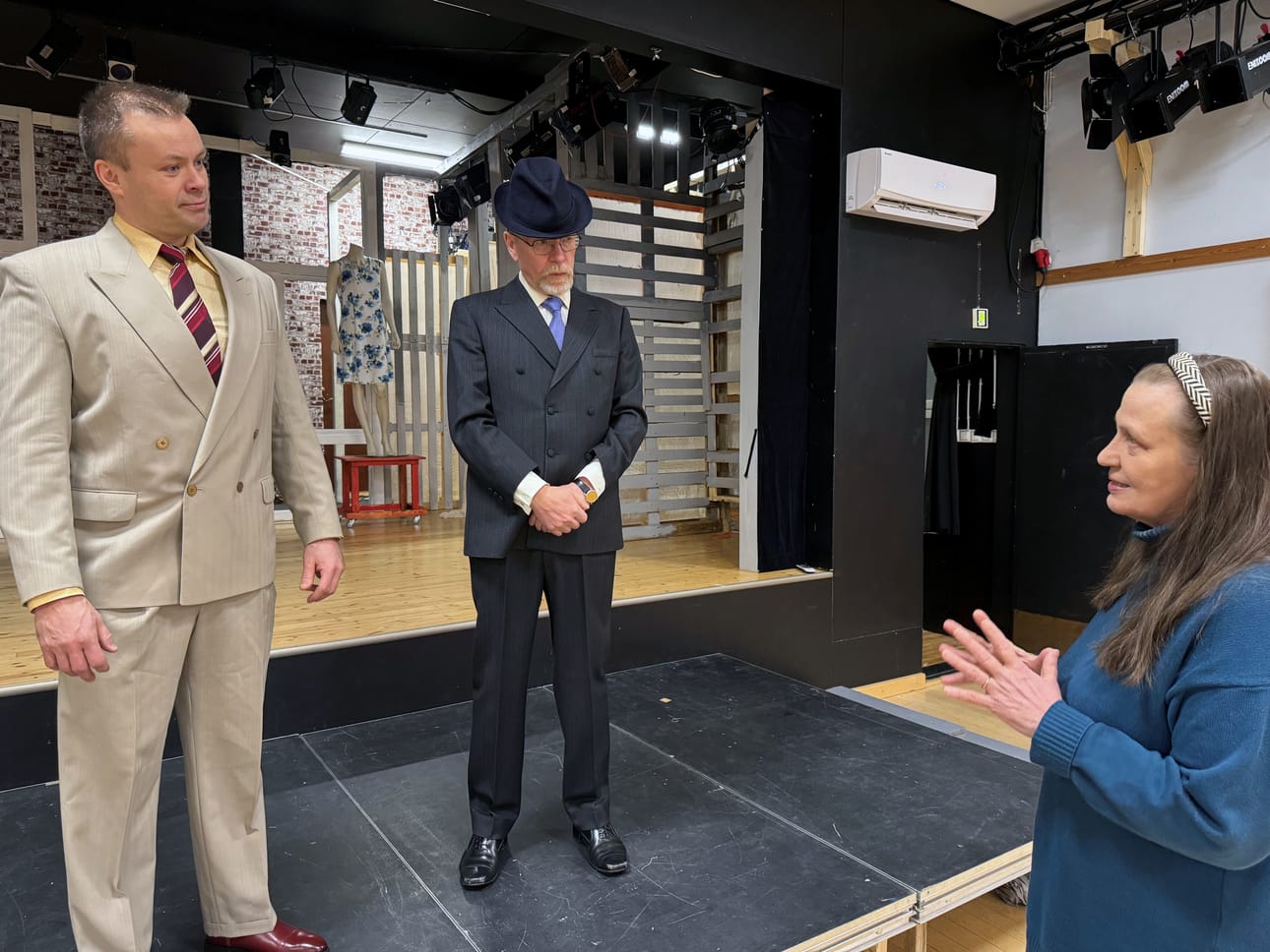 Vain Amarit sen tekevät oli Vojakkalan teatterin näytelmä Tornion sukkateollisuuden ajasta. Ohjaaja Tuula Väisänen kävi läpi harjoitussuunnitelmaa Saku Marttilan (Eero Häkli) ja Matti Pelimannin (Eero Kalaja) kanssa.