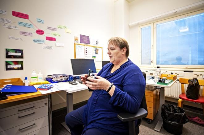 Seinäjoen päihdepalveluiden johtaja Irma Vuolteenaho muistuttaa, että huumeidenkäyttö ei ole vain ”puistokäyttäjien” ongelma, vaan ongelmakäyttäjiä löytyy kaikkialta. Päihdeklinikan asiakkaista vuonna 2019 yli puolet oli työssä käyviä, opiskelijoita tai eläkeläisiä. KUVA: TANJA KORPELA