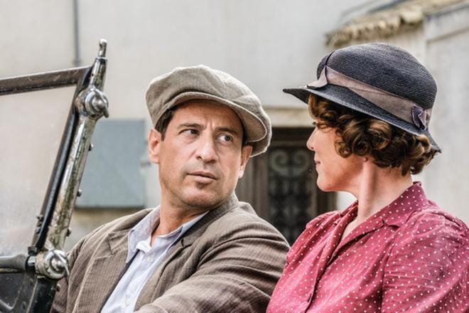 Durrellin perhettä kuvaava draamasarja jatkuu taas. Mukana muun muassa näyttelijät Giorgios Karamichos ja Keeley Hawes. KUVA: Yle Kuvapalvelu