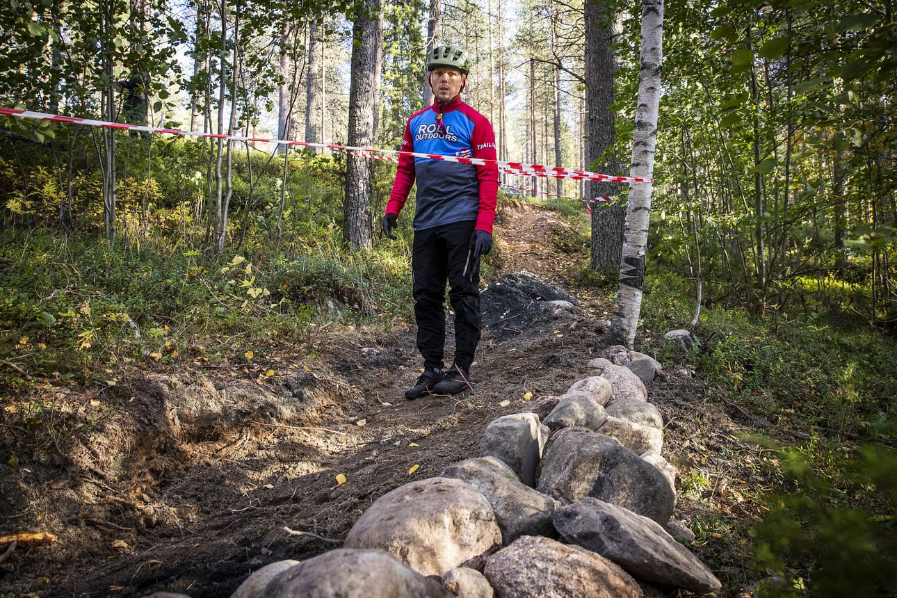 Roll Outdoorsin polku päättyy 500 metrin jälkeen. Yrittäjä Heikki Stöckell arvioi, että kolmen kilometrin pituisesta polusta ehtii tänä syksynä valmistua noin kilometri. Polun suunnittelussa on hyödynnetty maastossa olevia polkuja ja monttuja.