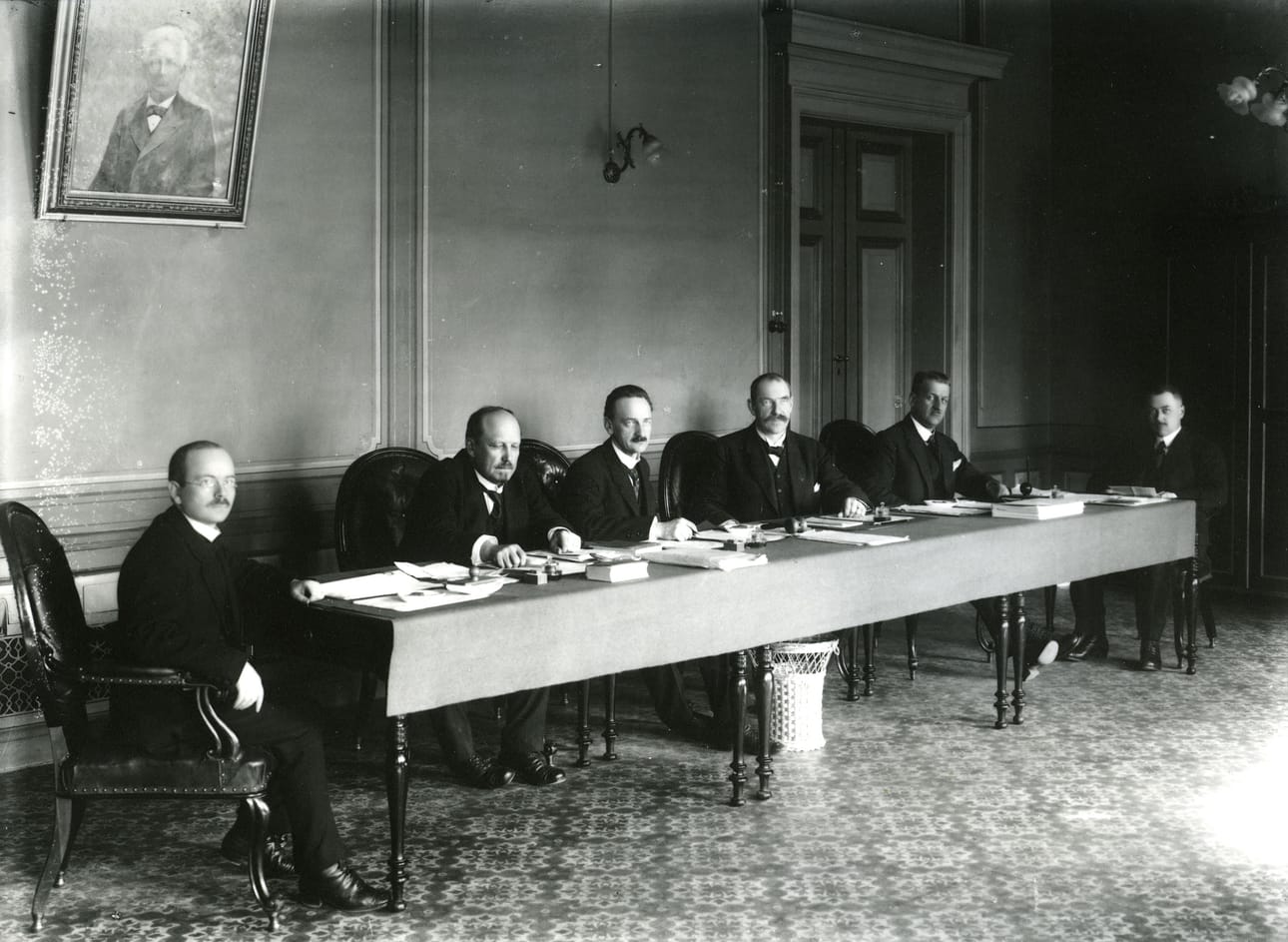 Vuonna 1918 Vaasaan paenneet Suomen senaatin jäsenet muuttivat Maaherrantalolta Vaasan kaupungintaloon, jossa istuivat 16.3.–3.5.1918. Senaatilla oli käytössään virkamiehineen lähes koko toinen kerros. Kuvassa senaattorit vasemmalta: E. Y. Pehkonen, Juhani Arajärvi, Jalmar Castrén, P. E. Svinhufvud, Heikki Renvall ja Alexander Frey. Arkistokuva.