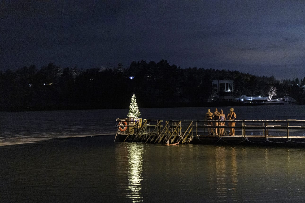 Pukeutuminen on tärkeässä roolissa avantouintipaikalla. Risto Härmävaara kehottaa varaamaan lämmintä vaatetta mukaan. Kuva Ispoisten uimarannan avantouintipaikalta Turusta vuodelta 2022.