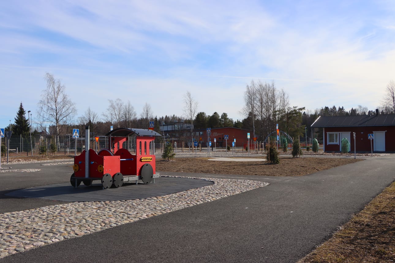 Upouuden liikennepuiston teitä on mahdollisuus kokeilla avajaisissa ensimmäistä kertaa polkuautoilla.
