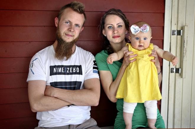 Eemil ja Jenna Granvikin tytär Mila syntyi autossa matkalla sairaalaan. Perheeseen kuuluu myös Iisa,3, joka oli kuvaa otettaessa naapurissa leikkimässä. Kuvat: Saila Collander