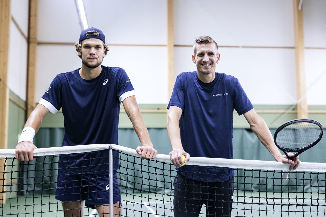 Suomi pelaa ensi kertaa lopputurnauksessa Davis Cupissa, joka voidaan mieltää tenniksen miesten MM-turnaukseksi. Kuvassa ovat Otto Virtanen (vas.) ja kapteeni Jarkko Nieminen. LEHTIKUVA / Roni Rekomaa