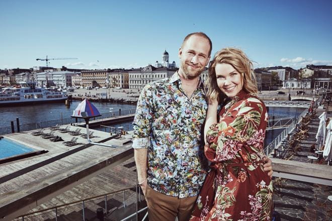 Lorenz Backman ja Tuija Pehkonen juontavat Helsingin Allas Sea Poolin kattoterasilla viiden viikon ajan tulevaa Kesäterassia. KUVA: MTV3