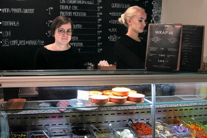 Sweet Vaasan uusi omistaja Sandra Nestorova kertoo, että uudelle yrittäjälle vanhat työntekijät ovat olleet arvokas voimavara. Karolina Landgärds on yksi heistä. KUVA: VEERA PAANANEN