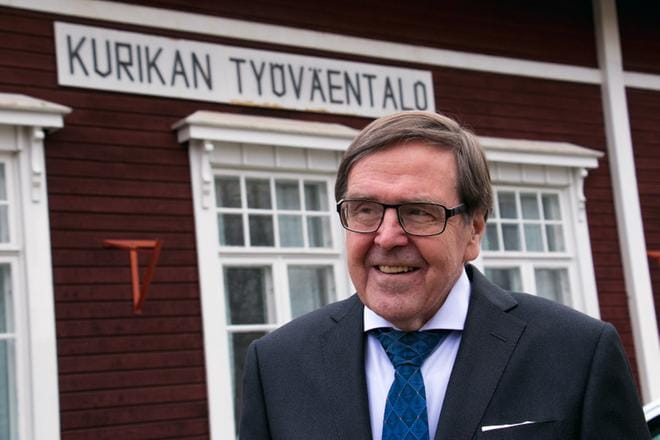 Ministeri Kalevi Kivistö seuraa politiikkaa edelleen aktiivisesti ja sanoo, että aika kultaa omat muistot. Nykypolitiikasta erityisesti sote-uudistuksen onnistuminen ja ihmisten eriarvoisuuden lisääntyminen huolettavat häntä. KUVAT: JORMA HAVULA
