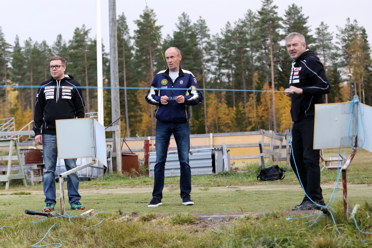 Ampumahiihtoliiton puheenjohtaja Kalle Lähdesmäki testasi hiihtomajalla taulujen nostoa Lauri Elon ja Timo Mäkisen valvoessa onnistumista.