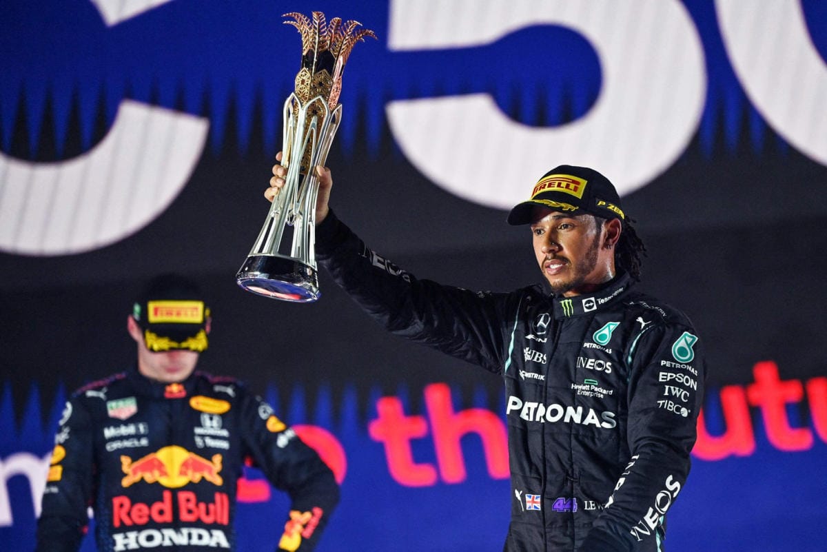 Lewis Hamilton (oik.) ihmetteli Max Verstappenin ratkaisuja, koska sääntöjen pitäisi olla kaikille selvät. LEHTIKUVA / AFP