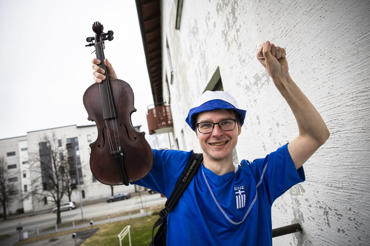 Kemiläinen Tony Vuorinen uskoo, että Kreikka on tänä vuonna Euroviisujen ykkösmaa. Suomen hän veikkaa yltävän kolmen parhaan joukkoon. Hiljattain 30-vuotislahjaksi saatu viulu ei lähde mukaan Wieniin, vaikka se rekvisiitaksi sopisikin.