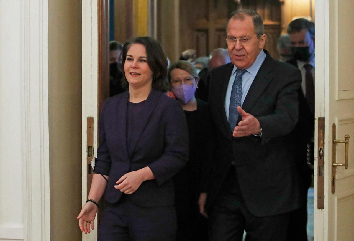 Venäjän uhatessa Ukrainaa sotilaallisilla toimilla on EU:lta ja sen mahtimaalta Saksalta toivottu aktiivista otetta kriisin ratkaisemiseksi. Kuvassa Saksan ulkoministeri Annalena Baerbock (vas.) ja Venäjän ulkoministeri Sergei Lavrov. LEHTIKUVA/AFP