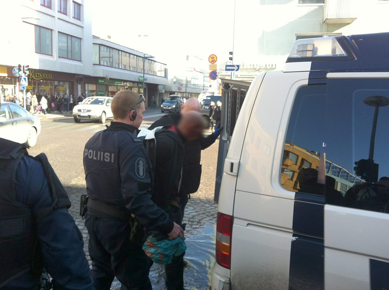 Poliisi otti ryöstäjän kiinni tuoreeltaan teon jälkeen.