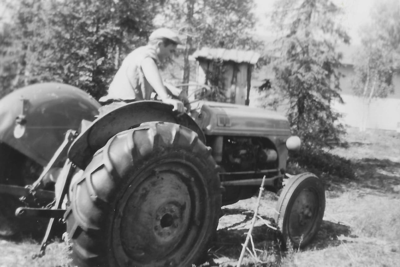Sukupolvien ketju jatkuu. Kuusamolainen maanviljelijä Kauko Törmänen ja hänen ensimmäinen traktorinsa Fordson Major. Törmänen teki pitkän päivätyön Pekkasenahon tilallaan sekä viljelijöiden luottamustehtävissä ja ”edusmiehenä” 1960-luvun lopulta asti. Nykyisin suvun ammattia ja maanviljelysperinnettä jatkaa hänen tyttärentyttärensä Pellonpään tilalla.