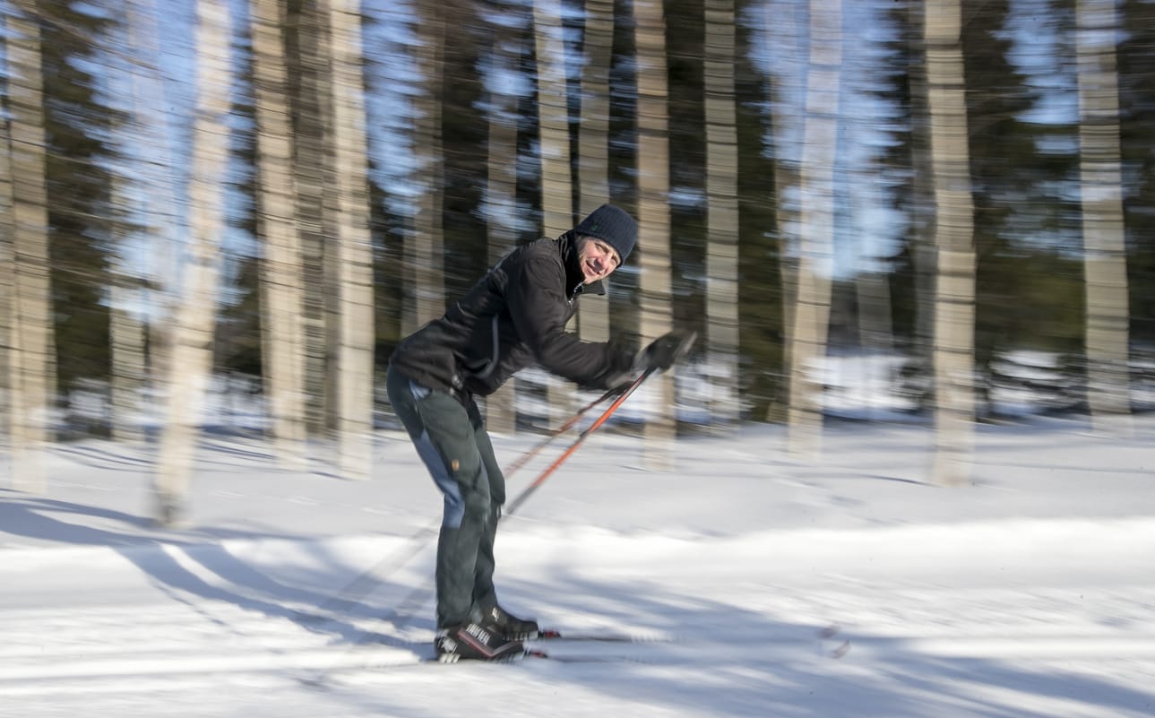 Mikko Harju hiihtää perheensä ihmettelystä huolimatta Tervahiihdon kuninkuusmatkan. Suksien olympiatason voiteluapu takaa vauhdikkaan menon.