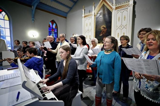 Lakeuden Ristin kamarikuoro ja nelihenkinen soitinyhtye äänittivät Friikoolin messun Törnävän kirkossa. Levy julkaistaan Seinäjoen Vanhan musiikin tapahtuman yhteydessä marraskuussa 2018. KUVAT: TOMI KOSONEN