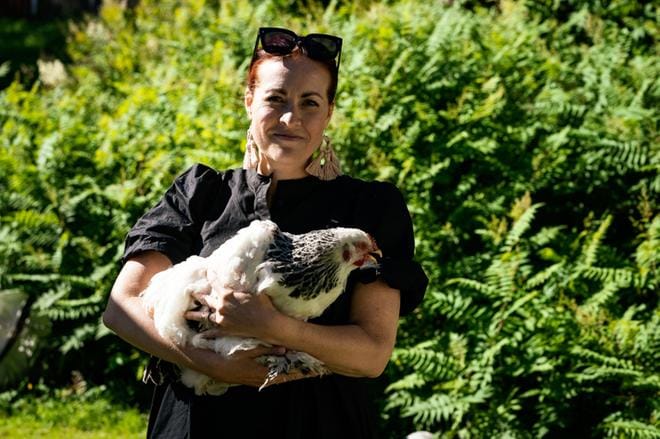 Goufi-kana uskaltautui Katja Majaniemen syliin. KUVAT: SAMPPA TOIVONEN