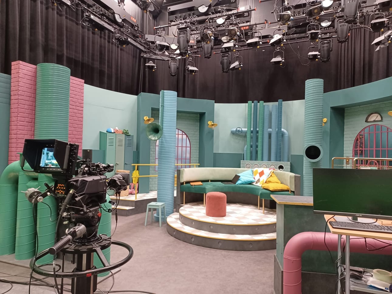 TV-studiossa on perinteinen lavastettu puoli, mutta toisella puolella tila on pelkkää vihreää seinää, johon voidaan luoda keinotodellisuus.