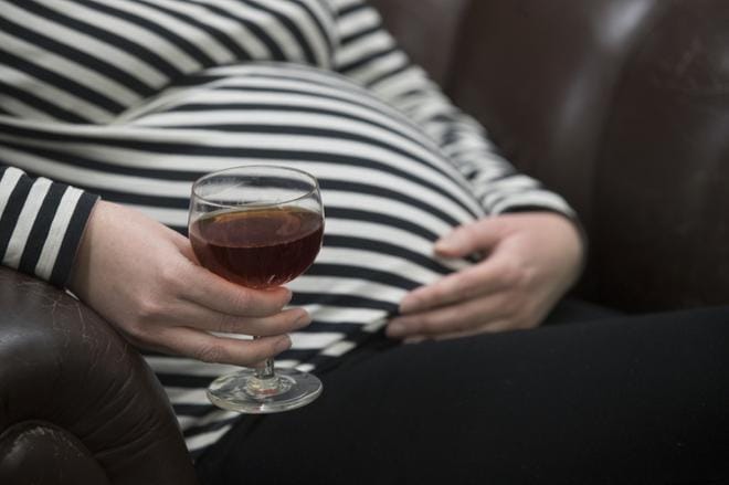 Terveydenhoitaja pyrkii tunnistamaan tulevan äidin päihteidenkäytön äitiysneuvolassa, mutta se ei ole lyhyen neuvolakäynnin aikana aina helppoa. Poisjäännit käynneiltä voivat olla merkki päihteiden käytöstä. Lisäksi odottaville perheille tehdään kysely päihteidenkäytöstä.