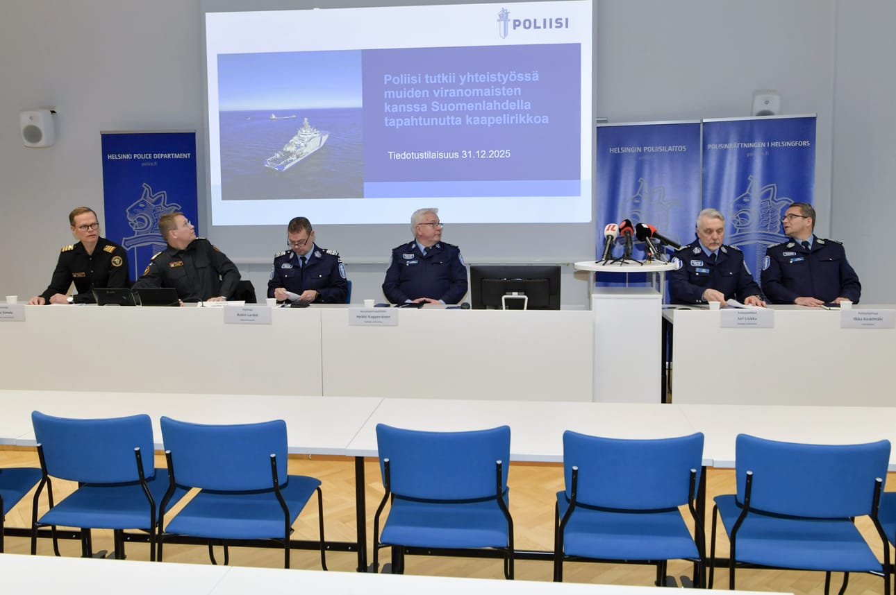 Viranomaiset pitivät tiedotustilaisuuden Suomenlahdella tapahtuneen kaapelirikon tiimoilta keskiviikkona. Paikalla oli viranomaisia Helsingin poliisilaitokselta, Keskusrikospoliisista ja Rajavartiolaitokselta.