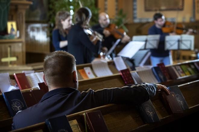 Musethica-organisaation ajatus on tuoda klassista musiikkia esimerkiksi vankiloihin, joissa musiikkiesityksiä ei usein kuulla. Yleisössä Mozartin, Bachin ja Brahmsin teoksia kuunneltiin tarkkaavaisesti. KUVAT: JARNO PELLINEN