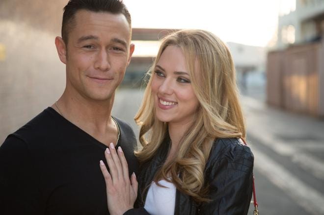 Joseph Gordon-Levitt ja Scarlett Johansson ovat rakastavaisia Don Jon -elokuvassa. Miten rakkaus onnistuu, kun mies on pornoaddikti? KUVA: Hero