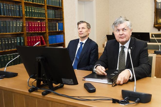 Ilmavoimien entinen komentaja Sampo Eskelinen korkeimmassa oikeudessa 19.12.2019 asianajajansa Heikki Maunilan kanssa.