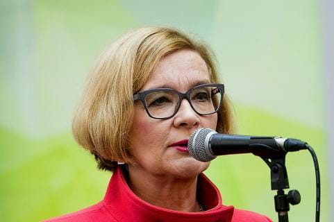 Sisäministeri Paula Risikko puhui yhteistyön ja yrittäjyyden puolesta kokoomuksen vappujuhlassa Seinäjoella. Hän kehotti lisäksi kuulemaan maan hiljaisia ja syrjäytyneitä. KUVA: JAAKKO ELENIUS