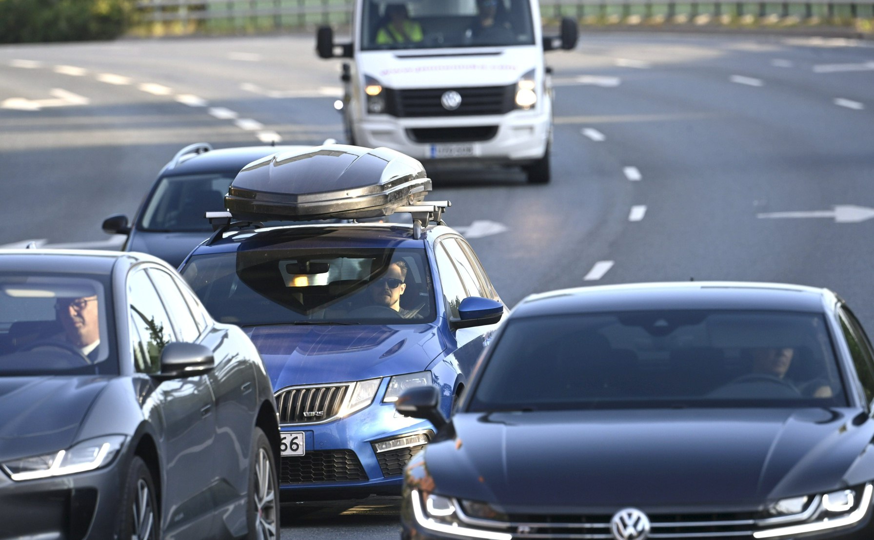 Uusien polttomoottoriautojen myynti päättyy 2035 – EU-parlamentti vahvisti kiellon