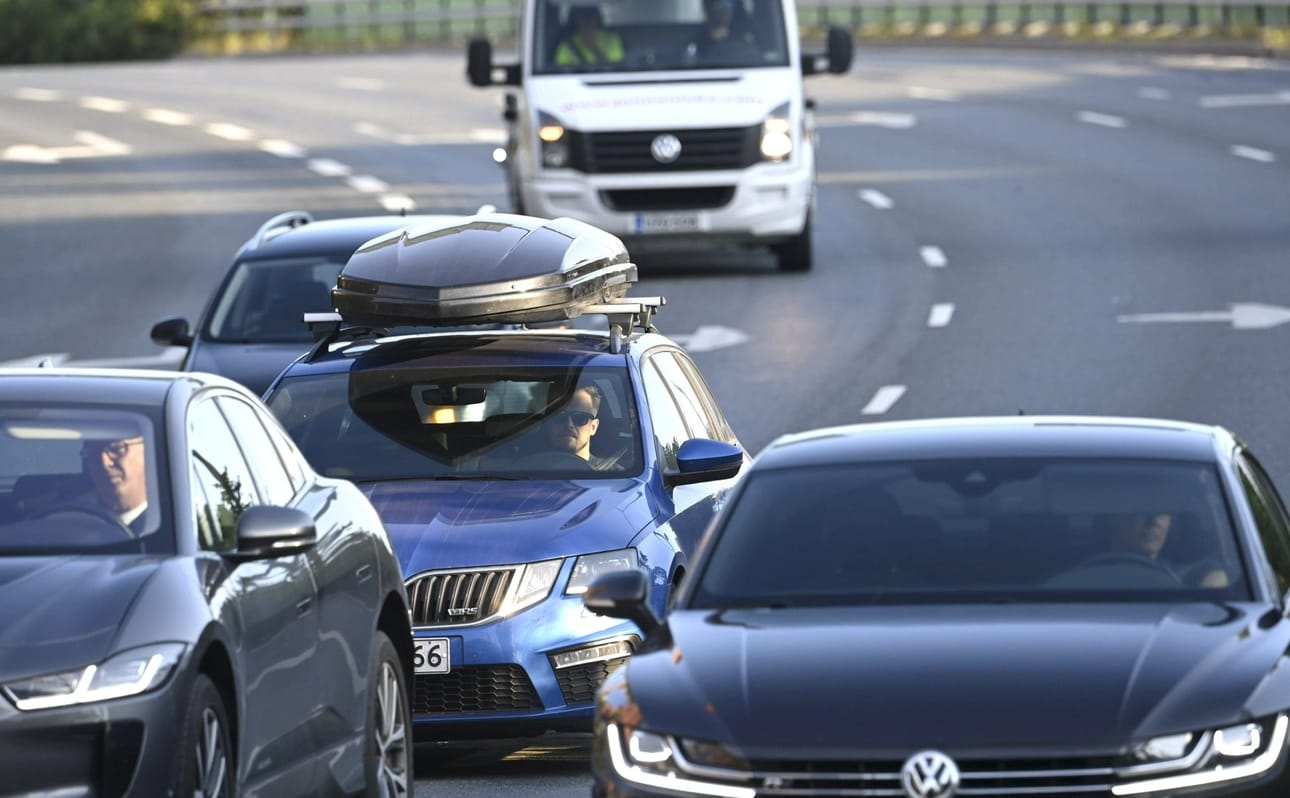 EU-parlamentin äänestys oli viimeinen vahvistus polttomoottoriautojen myyntikiellolle. LEHTIKUVA / Heikki Saukkomaa