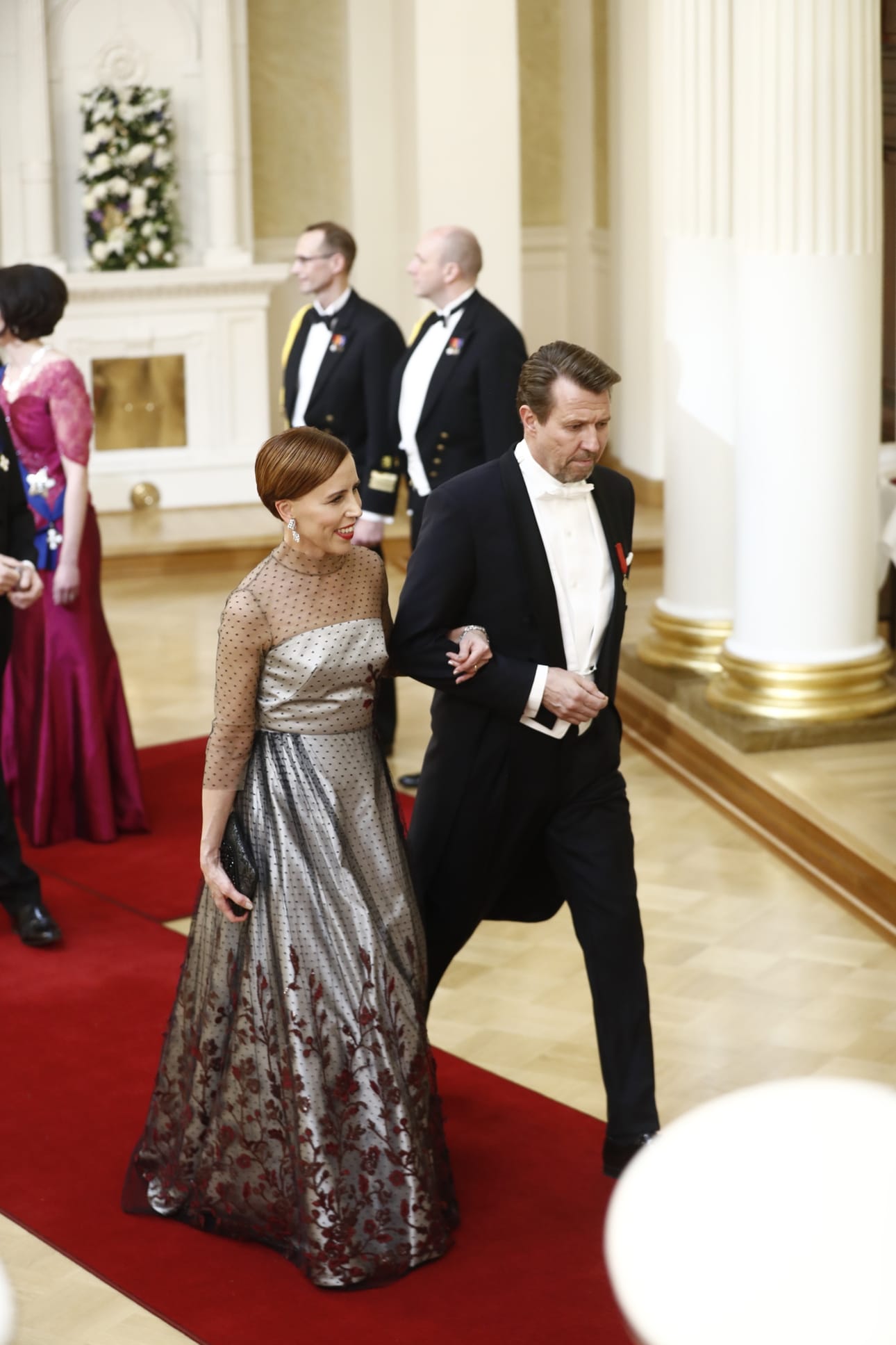 Dokumenttiohjaaja Virpi Suutari ja näyttelijä Martti Suosalo astelemassa pois presidentin kättelystä.