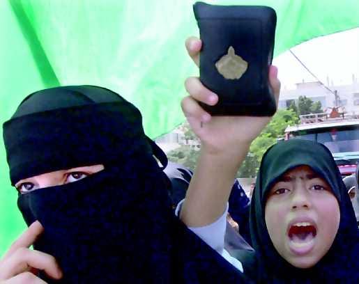 Kadulla . Hamasin kannattajat osoittivat perjantaina mieltään Israelia ja Yhdysvaltoja vastaan Jabalyan pakolaisleirillä Gazassa.